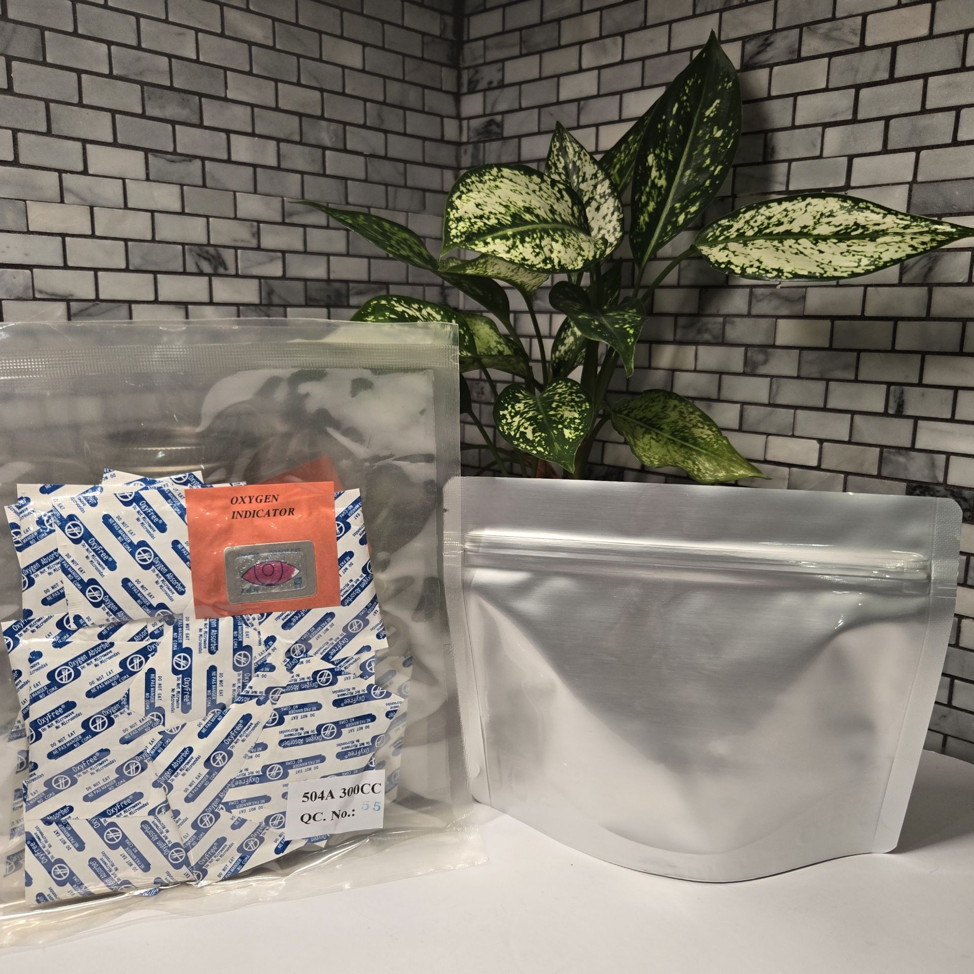 Picture of DOUBLE MEAL POUCH 7-Mil Gusseted Zip Top Mylar Bag plus 300 CC Oxygen Absorbers (100-COUNT)