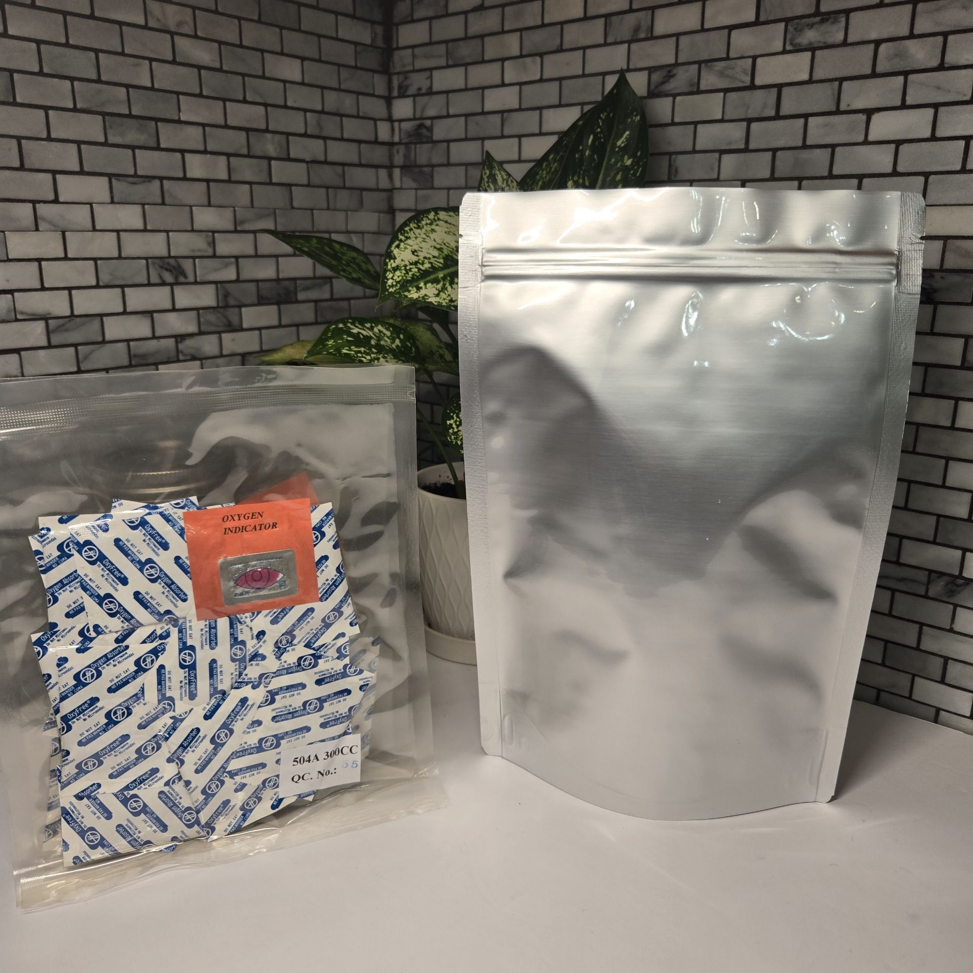 Picture of 2 Quart 7-Mil Gusseted Zip Top Mylar Bag plus 300 CC Oxygen Absorbers (100-COUNT)