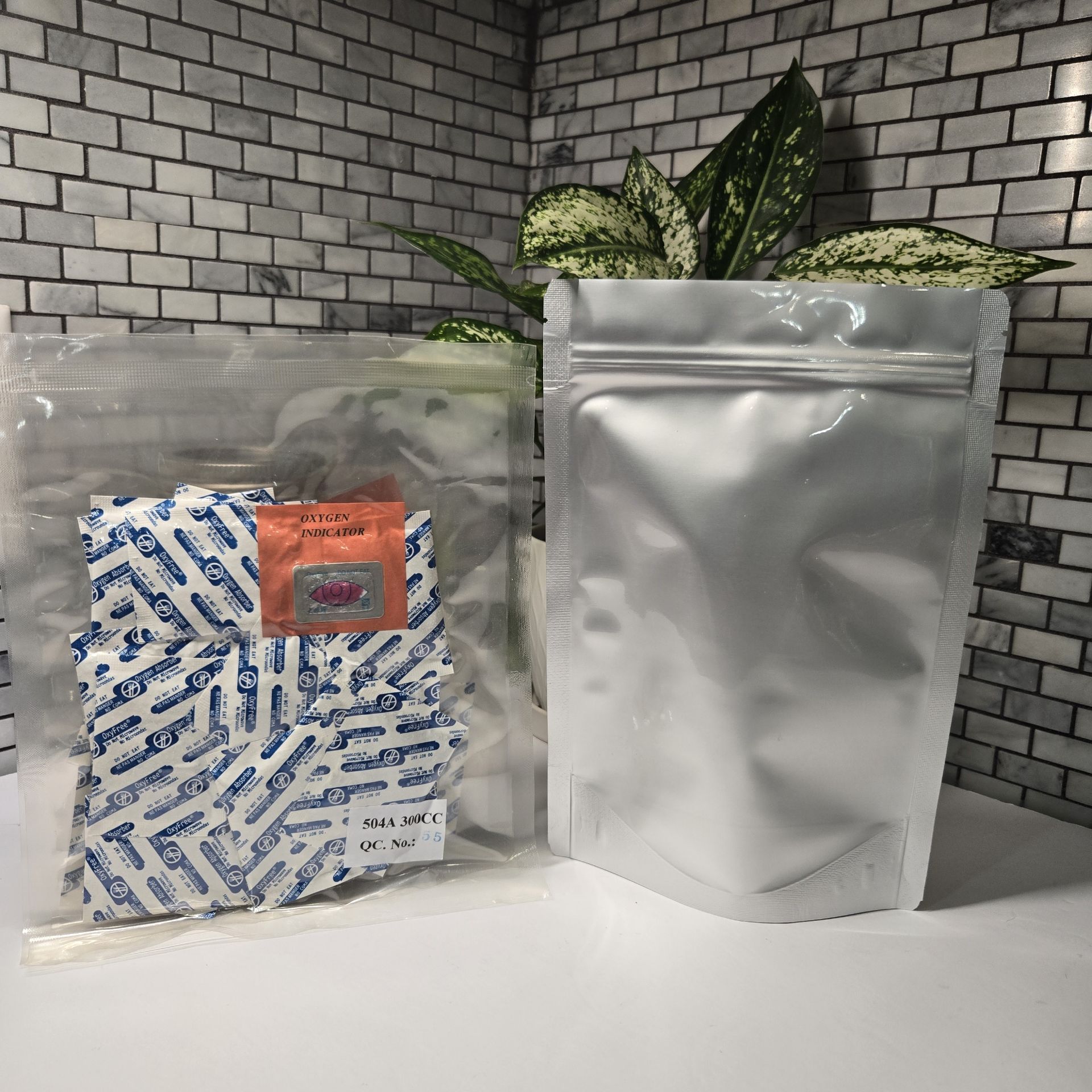 Picture of 1 Quart 7-Mil Gusseted Zip Top Mylar Bag plus 300 CC Oxygen Absorbers (100-COUNT)