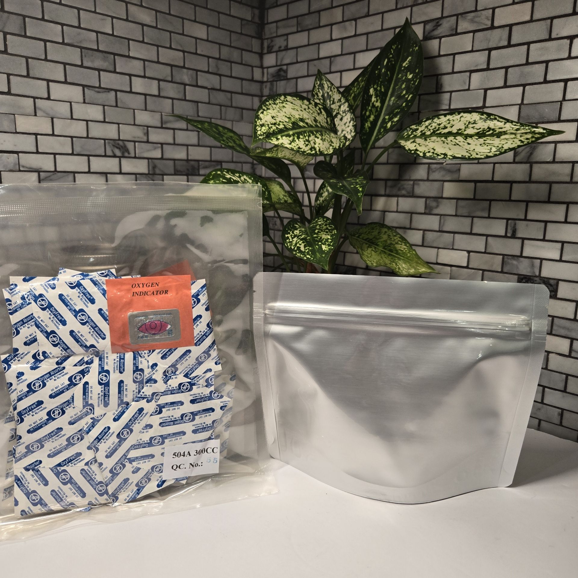 Picture of SINGLE MEAL POUCH 7-Mil Gusseted Zip Top Mylar Bag plus 300 CC Oxygen Absorbers (50-COUNT)